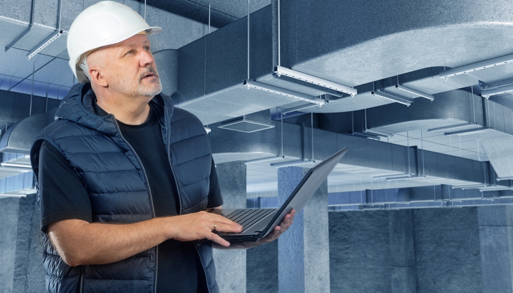 Dimensionner correctement un système de ventilation, ce n’est pas qu’une histoire de chiffres ou de normes. C’est surtout une question de confort, de performance et, soyons honnêtes, d’économie. Mal évalué, le débit d’air peut provoquer une surconsommation énergétique, un bruit de fond désagréable, voire un renouvellement d’air inefficace. Et personne ne veut d’un bureau mal ventilé ou d’un atelier rempli de particules stagnantes. Ce guide est là pour poser les bases. Pas de jargon inutile, juste l’essentiel pour comprendre comment calculer un débit et une pression adaptés à vos besoins. Et surtout, comment éviter les pièges classiques lors du choix de votre système de ventilation. Comprendre les bases : débit d’air et pression Le débit d’air, c’est tout simplement la quantité d’air déplacée par unité de temps. Il s’exprime le plus souvent en mètres cubes par heure (m³/h) ou en litres par seconde (l/s). La pression, elle, correspond à la force avec laquelle cet air est poussé à travers les conduits. Elle s’exprime en pascals (Pa). Là où ça devient un peu plus technique, c’est quand on distingue la pression statique (celle qu’on mesure dans un conduit fermé) de la pression dynamique (liée à la vitesse de l’air en mouvement). Et comme dans toute installation aéraulique, le débit et la pression sont liés. Augmenter le débit sans ajuster la pression ? Résultat : l’air n’arrivera jamais là où il devrait. Inversement, trop de pression dans un petit réseau peut causer des nuisances sonores ou des pertes d’énergie inutiles. Identifier les besoins de ventilation Avant de sortir la calculette, il faut d’abord définir ce qu’on attend de l’installation. Un salon n’a pas les mêmes exigences qu’un laboratoire. Un atelier poussiéreux ne se traite pas comme une salle de réunion. Les normes telles que l’EN 16798 ou la RE2020 servent justement de cadre pour ces besoins. Elles indiquent les taux de renouvellement d’air selon les types de locaux, leur usage et leur occupation. Mais attention, ces valeurs sont des repères, pas des vérités absolues. Il faut les adapter à la réalité du terrain. Le calcul commence souvent par l’estimation du volume à ventiler, multiplié par un taux de renouvellement exprimé en volumes par heure. C’est là que l’expérience entre en jeu : ventilation continue ou intermittente ? Présence de polluants ? Risques d’humidité ? Autant de facteurs qui influencent le dimensionnement. À ce stade, il est utile de consulter un fabricant de ventilateur industriel comme Rosenberg, qui peut apporter des solutions adaptées au contexte spécifique de votre projet. Ils connaissent les contraintes du terrain et proposent des équipements conçus pour y répondre efficacement. Calcul du débit d’air requis La formule de base est simple : Q = V × N. Le débit (Q) correspond au volume (V) multiplié par le taux de renouvellement (N). Prenons un exemple : une pièce de 50 m² avec 2,5 m sous plafond, soit 125 m³. Si le taux de renouvellement est de 3 volumes par heure, le débit nécessaire est de 375 m³/h. Facile à dire. Mais ce n’est que le début. En pratique, les besoins varient énormément selon les pièces. Une cuisine, avec ses vapeurs grasses, aura un besoin plus élevé qu’une chambre. Une salle de bain exige un renouvellement rapide pour éviter la condensation. Le système utilisé joue aussi : en simple flux, l’air est extrait d’un côté. En double flux, il est également insufflé, avec récupération de chaleur possible. Calcul des pertes de charge et de la pression nécessaire Le débit seul ne suffit pas. Il faut aussi savoir quelle pression le ventilateur doit fournir pour acheminer cet air jusqu’à la bonne pièce. C’est là qu’entrent en jeu les pertes de charge. Ces pertes, ce sont toutes les résistances que l’air rencontre : coudes, rétrécissements, filtres, grilles, longueurs de gaines… Plus il y en a, plus il faut de pression. Les fabricants proposent souvent des abaques ou logiciels pour calculer ces pertes en fonction des configurations. Une fois toutes les pertes identifiées, il suffit de les additionner pour obtenir la pression totale à prévoir. Ce calcul est parfois négligé, et pourtant, il conditionne directement la performance du système. Choix du ventilateur ou du groupe de ventilation Avec le débit et la pression connus, on peut enfin choisir un ventilateur. Mais pas n’importe comment. Chaque ventilateur a sa courbe caractéristique : une relation entre le débit qu’il peut fournir et la pression qu’il peut surmonter. L’idée est de positionner le point de fonctionnement au bon endroit sur cette courbe. Mieux vaut éviter de prendre un modèle trop puissant, qui ferait du bruit pour rien et consommerait plus que nécessaire. À l’inverse, un modèle sous-dimensionné ne tiendra pas la distance. Une petite marge de sécurité est souvent recommandée, mais sans excès. Une erreur fréquente ? Choisir le ventilateur avant d’avoir fait les calculs. Ou se fier uniquement aux dimensions des gaines. Mauvais plan. Conseils pratiques pour une installation efficace Même le meilleur ventilateur ne fera pas de miracles dans une installation mal conçue. Quelques règles simples permettent d’éviter les pièges. Par exemple, limiter les longueurs inutiles. Réduire le nombre de coudes. Utiliser des gaines de diamètre suffisant. Et surtout, veiller à l’étanchéité du réseau. Il ne faut pas non plus négliger l’aspect acoustique. Des gaines mal isolées peuvent transformer un système performant en cauchemar sonore. Une bonne isolation thermique peut aussi faire la différence, notamment dans les combles ou les zones froides. Enfin, penser à la maintenance. Accéder facilement aux filtres, aux moteurs, aux trappes d’inspection... Cela semble évident, mais combien d’installations rendent tout démontage quasi impossible ? Autant anticiper. Une fois l’installation en place, un contrôle sur site s’impose. Mesurer le débit réel, vérifier les pressions, ajuster si besoin. Un simple anémomètre peut éviter bien des déconvenues. Conclusion Ventiler, ce n’est pas juste souffler de l’air. C’est anticiper les besoins, calculer juste, choisir le bon matériel et l’installer avec rigueur. Chaque étape compte. Le dimensionnement est trop souvent bâclé, alors qu’il conditionne toute la performance du système. En respectant les étapes vues ici, calcul du débit, estimation des pertes de charge, sélection du ventilateur, on évite bien des erreurs. Et surtout, on garantit une ventilation efficace, durable et adaptée. Calcul du débit et de la pression
